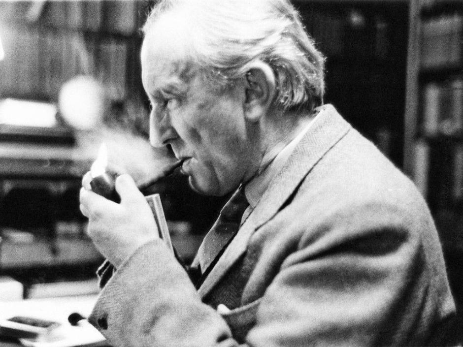 Tolkien y su pipa: un momento icónico