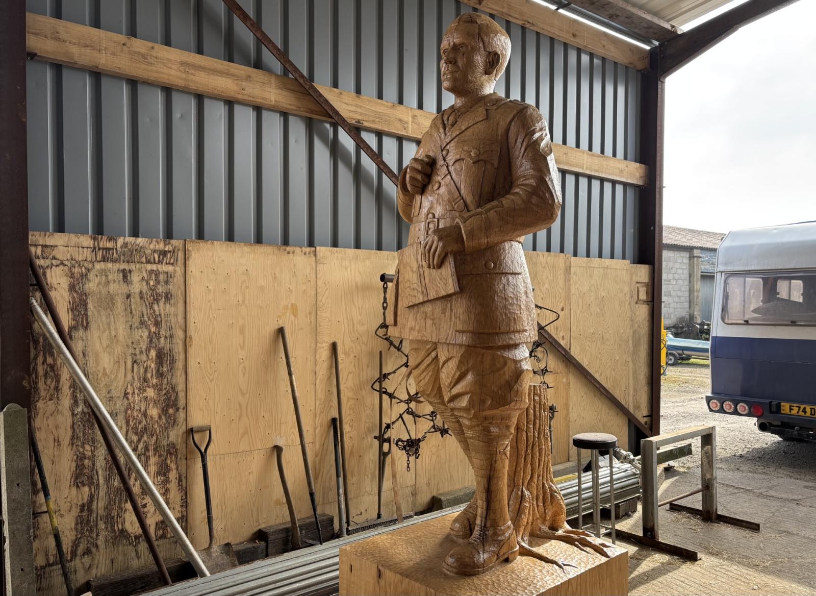 Escultura de JRR Tolkien para el Triángulo de Tolkien