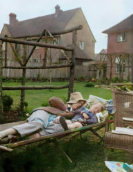 JRR Tolkien y su hijo Christopher Tolkien, echando una siesta