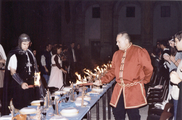 Lórinlor, encendiendo las torrecitas que nos regalaron en la Cena de Gala